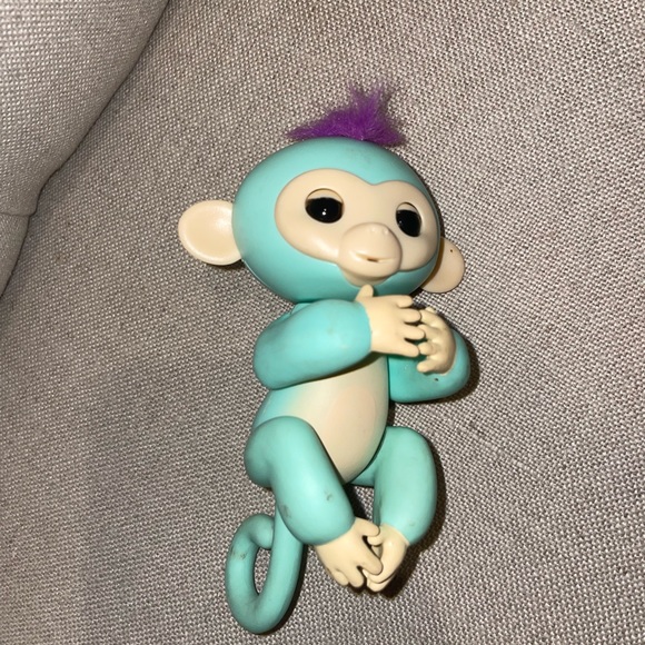 Fingerlings Monkey - Zoe (Seafoam Green with Purple hair) - Interactive Baby Pet - Picture 4 of 13